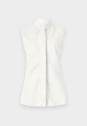 Bílá bezrukávová košile s vysokým límcem, s jemným vzorem vírů a předním zapínáním. Hladká textura, přiléhavý střih a žádné viditelné kovové prvky.