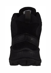 Czarne sportowe buty z teksturowanej syntetycznej cholewki, wyściółką wokół kostki i żłobioną gumową podeszwą zapewniającą przyczepność. Tylny uchwyt ułatwia zakładanie.