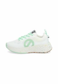 Witte sportieve schoen met een getextureerde breisel bovenkant, mintgroene accenten, een cirkelvormig logo en een gespikkelde schuim tussenzool. Voorzien van een lusvormige haklabel.