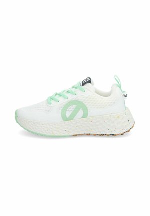Witte sportieve schoen met een getextureerde breisel bovenkant, mintgroene accenten, een cirkelvormig logo en een gespikkelde schuim tussenzool. Voorzien van een lusvormige haklabel.