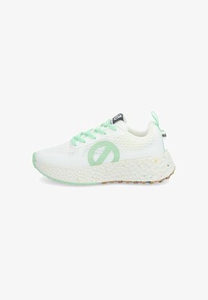 Scarpa sportiva bianca con una tomaia in maglia testurizzata, dettagli in verde menta, un logo circolare e una suola intermedia in schiuma maculata. Presenta una linguetta sul tallone con anello.