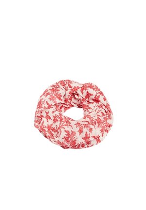 Biała materiałowa gumka do włosów w czerwony wzór liści, zebrana i skręcona w kształt koła na białym tle.