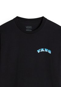 Černé tričko s krátkým rukávem v klasickém střihu, s světle modrým zakřiveným logem "VANS" na levé části hrudi. Hladká bavlněná textura.