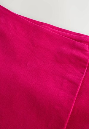 Fuchsia roze stof met een ribbelstructuur, gevouwen en gelaagd. Zachte, gladde oppervlakte, met scherpe randen en geen zichtbare patronen of hardware.