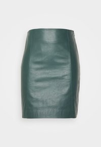 Mini-jupe en cuir vert avec une texture lisse, une coupe ajustée et une fermeture éclair latérale dissimulée. Design minimaliste sans motifs ni accents visibles.