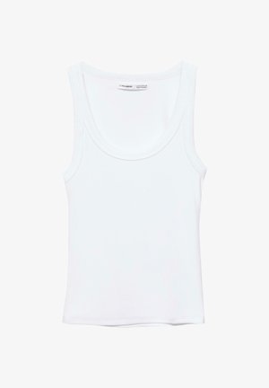 Maiou simplu alb fără mâneci, cu decolteu rotund, realizat din țesătură moale, cu etichetă în interiorul gâtului care indică marca și mărimea.