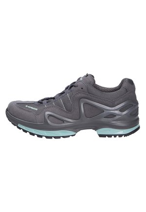 Chaussure de randonnée grise avec tige en mesh et en daim, dotée d'une semelle extérieure noire robuste et d'accents teal sur la semelle intermédiaire et les détails de couture.
