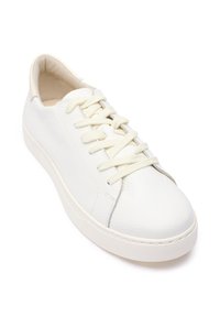 Pantof sport din piele albă cu șireturi plate, vârf rotund, partea superioară texturată și talpă netedă. Prezintă cusături subtile și un design minimalist.