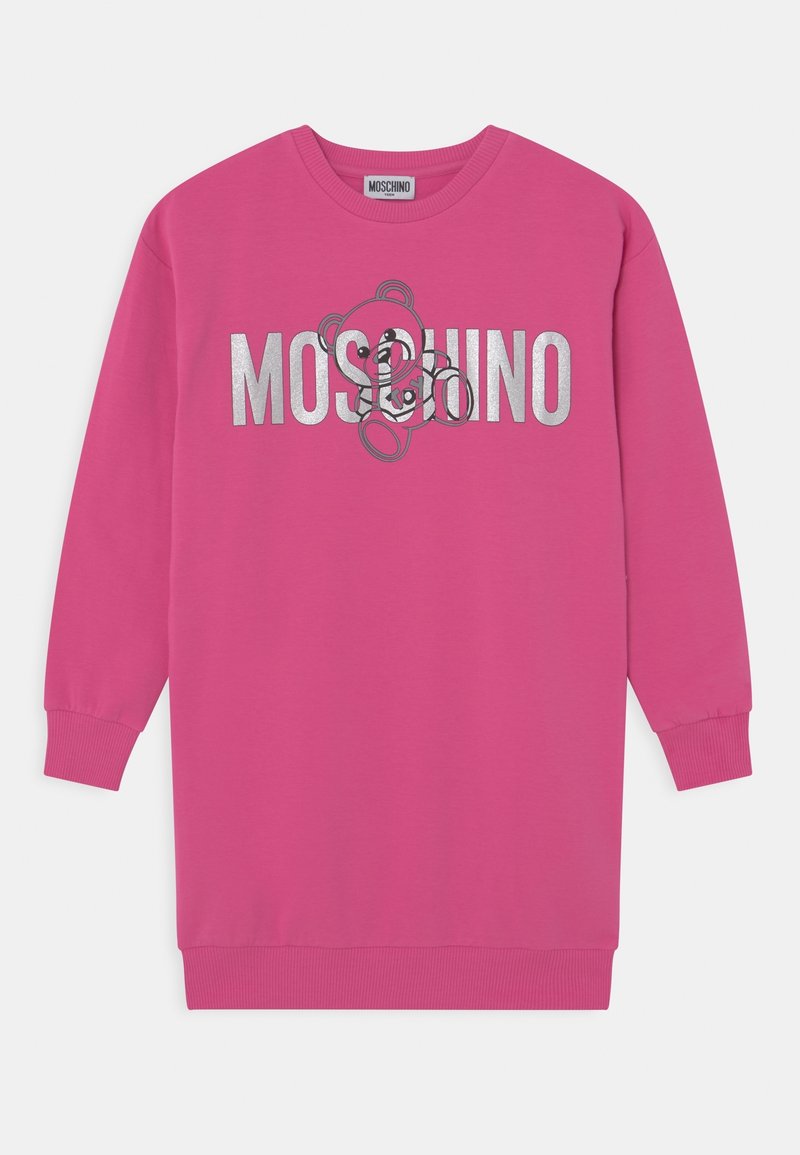 Robe longue à manches longues de couleur rose vif avec le texte argenté "MOSCHINO" et un graphique d'ours en peluche à contour noir centré sur le devant.