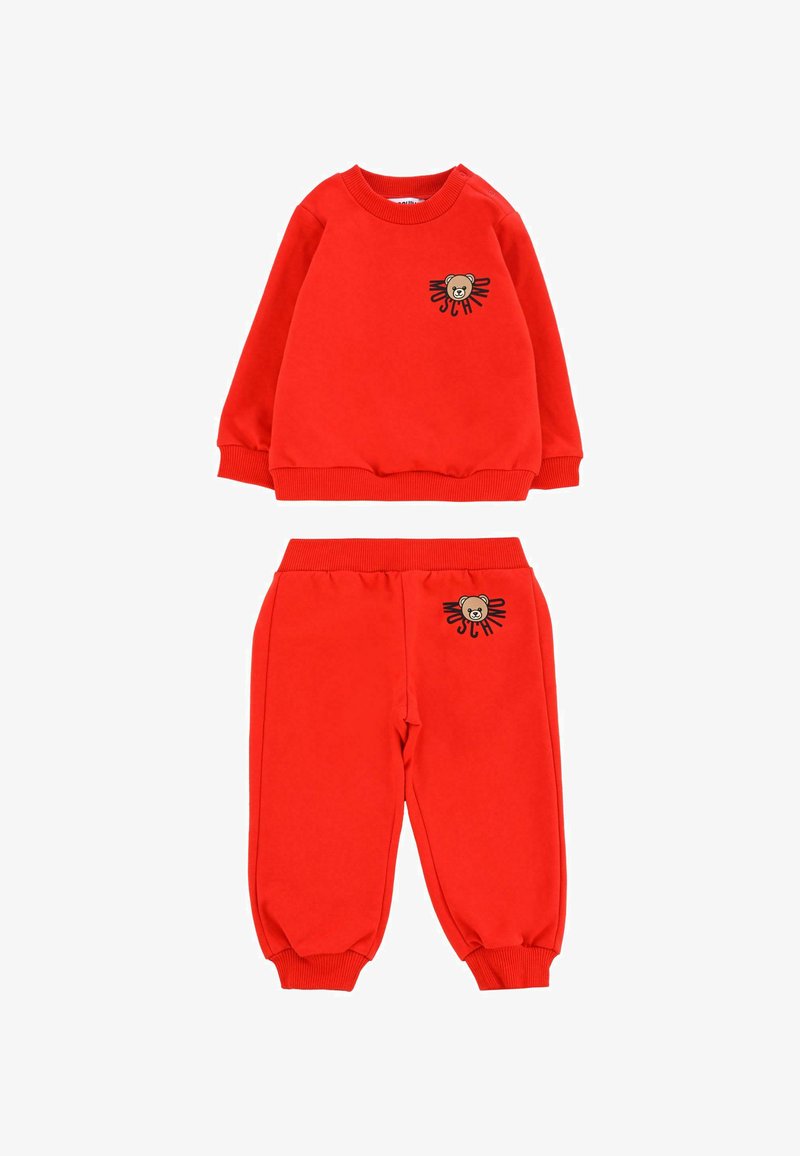 Rode katoenen kinderkostuum met een sweatshirt met geribbelde manchetten en een geborduurd berenmotief, vergezeld van bijpassende broek.