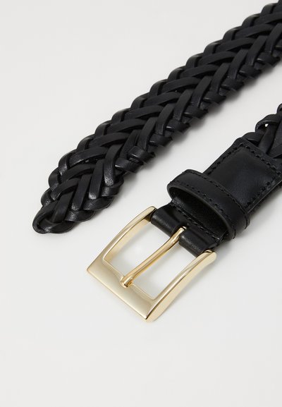 Schwarzer geflochtener Ledergürtel mit glatter Oberfläche, ausgestattet mit einer goldfarbenen Metallschnalle und einem eleganten Design. Mit genähten Details akzentuiert.