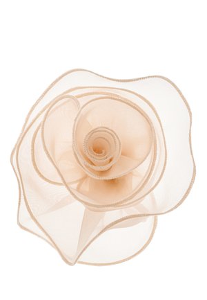 Bežinė šilko rožė su sluoksniuotais žiedlapiais, turinti skaidrų tekstūrą ir gofruotą kraštą. Minkštas ir elegantiškas dizainas, minimalūs papuošimai.