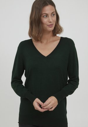 Maglione verde scuro a V realizzato in tessuto morbido, con maniche lunghe e polsini a coste, dalla vestibilità rilassata e con dettagli di design minimi.