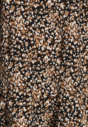 Luipaardprintstof met zwarte, bruine en witte vlekken op een gestructureerde achtergrond, met variërende groottes van het patroon voor visuele interesse.
