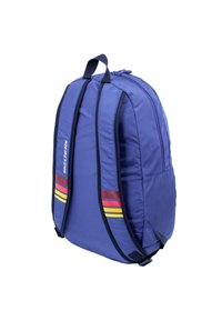 Mochila morada con un diseño acolchado, que cuenta con correas negras y acentos de rayas coloridas en rojo, amarillo y naranja. Costuras reforzadas a la vista.