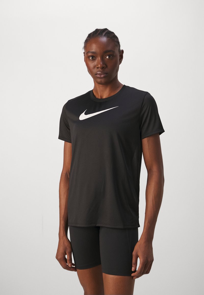 Črna atletska majica s kratkimi rokavi in okroglo ovratnikom. Na sprednji strani je bel Nike logotip. Prilegajoča se zasnova, izdelana iz gladkega materiala.