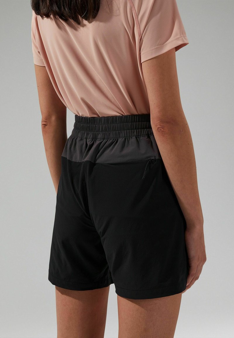 Zwarte shorts met een elastische tailleband, voorzien van een contrasterend grijs paneel aan de bovenkant. De stof lijkt lichtgewicht en textuur te hebben.