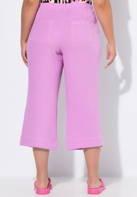 LAURASØN WIDE LEG 3/4 - Shorts - amethyst
