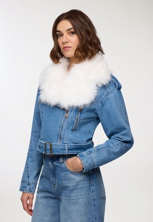 Giacca di jeans corta con colletto in pelliccia sintetica bianca, tonalità blu, chiusura con zip e vita con cintura. Presenta maniche lunghe e tasche laterali.