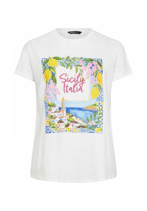 Wit T-shirt met kleurrijke illustratie van een kustplaats in Sicilië, citroenen, roze bloemen en de tekst "Sicilië Italië" in een decoratief kader.