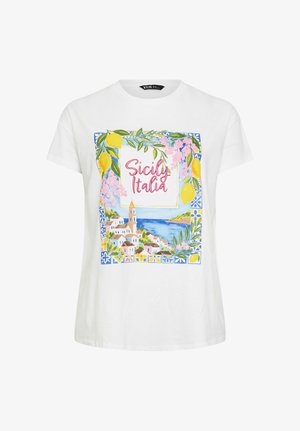 Wit T-shirt met kleurrijke illustratie van een kustplaats in Sicilië, citroenen, roze bloemen en de tekst "Sicilië Italië" in een decoratief kader.