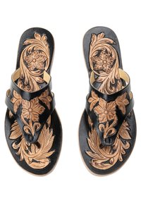 Zwarte leren flip-flops met ingewikkelde bloem- en bladvormen in tan. Dubbele bandjes met een open teen ontwerp. Gladde textuur.