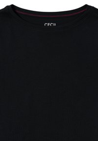 Schwarzes T-Shirt aus Baumwolle mit Rundhalsausschnitt und kontrastierendem roten Nähten, glatter Struktur und schlichter Gestaltung.