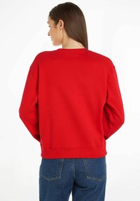 Tommy Hilfiger FLAG ON CHEST  - Felpa - rot