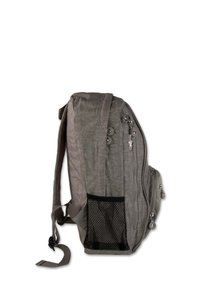 Sac à dos en tissu gris avec une surface texturée, comportant plusieurs compartiments zippés, une poche latérale en mesh et des sangles d'épaule réglables.