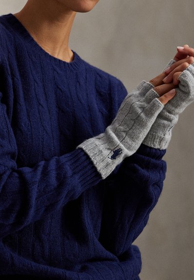 Camisola de malha azul-marinho combinada com luvas cinza claro sem dedos, com textura canelada e pequeno logótipo bordado.