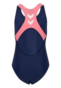 Maillot de bain une pièce bleu marine avec un dos nageur rose et des détails en chevrons blancs. Texture lisse, dos découpé et design près du corps.