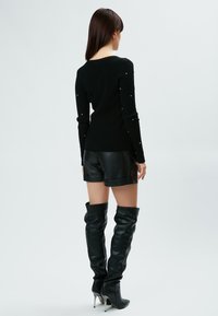 INFLUENCER BEJEWELED RIBBED PULL - Maglione - black
