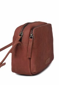 Bolso cruzado de cuero marrón con forma rectangular, cierre de doble cremallera y textura sutil. Incluye una correa larga y ajustable y un acento de marca.