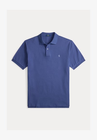 Πόλο μπλούζα από βαμβάκι σκούρου μπλε χρώματος, κοντά μανίκια, κλασικό γιακά, κουμπί και κεντημένο λογότυπο στην αριστερή πλευρά του στήθους.