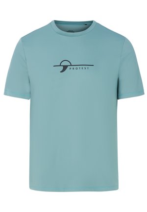 Lichtblauw T-shirt met korte mouwen met een textuurpatroon, voorzien van een zwart 'PROTEST' logo gecentreerd op de voorkant en contrasterende afwerking op de mouwen.