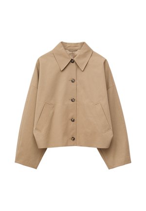 Veste courte beige avec col large pointu, boutons marron sur le devant, manches longues et poches fendues en biais de chaque côté.