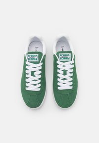 Lacoste BASESHOT 223 - Sporta apavi - dark green/white