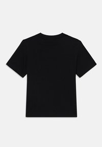 Schwarzes T-Shirt mit kurzen Ärmeln aus glattem Stoff, mit Rundhalsausschnitt und geradem Saum. Keine sichtbaren Logos oder Muster.