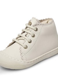 Weiße Leder-Stiefelette mit Schnürdesign, dekorativen gewellten Kanten und strukturiertem Gummisohle. Verfügt über metallische Ösen und Nähdetails.