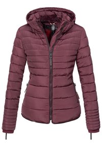 Chaqueta acolchada marrón con cremallera frontal, capucha y puños acanalados. Cuenta con acolchado horizontal, bolsillos laterales y un suave forro interior.