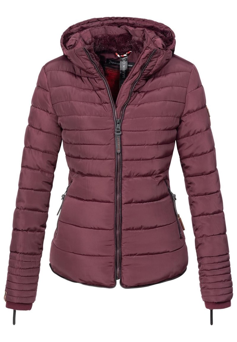 Chaqueta acolchada marrón con cremallera frontal, capucha y puños acanalados. Cuenta con acolchado horizontal, bolsillos laterales y un suave forro interior.