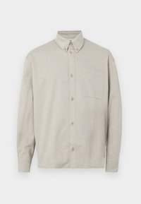 Ανοιχτό γκρι, πουκάμισο μακρυμάνικο με κουμπιά, φτιαγμένο από μαλακό ύφασμα. Διαθέτει κολάρο με κουμπιά, μπροστινές τσέπες και ελεύθερη γραμμή.