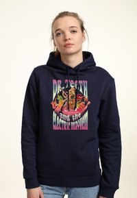 Tmavě modrá mikina s kapucí s grafickým designem, který zobrazuje barevné kreslené postavičky a text: "Dr. Teeth and the Electric Mayhem." Měkká tkanina, styl přes hlavu.