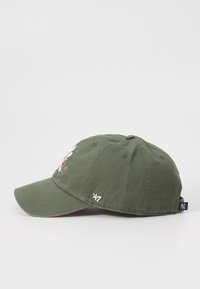 Grønn bomullsbasketcaps med buet skygge, brodert design foran og logo på siden; har ventilasjonshull og justerbar stropp.