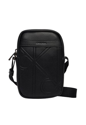 Bolso bandolera negro de Calvin Klein con patrón de logotipo en relieve, cierre de cremallera y correa de tela ajustable.