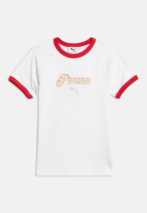 Bijela majica kratkih rukava s crvenim obrubom na ovratniku i rukavima, s bež logotipom "Puma" i siluetom pume smještenim u sredini sprijeda.