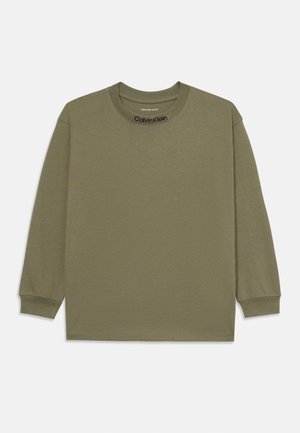 T-shirt à manches longues vert olive en tissu doux, avec un col rond et un logo contrastant noir au niveau du col, doté de poignets ajustés.