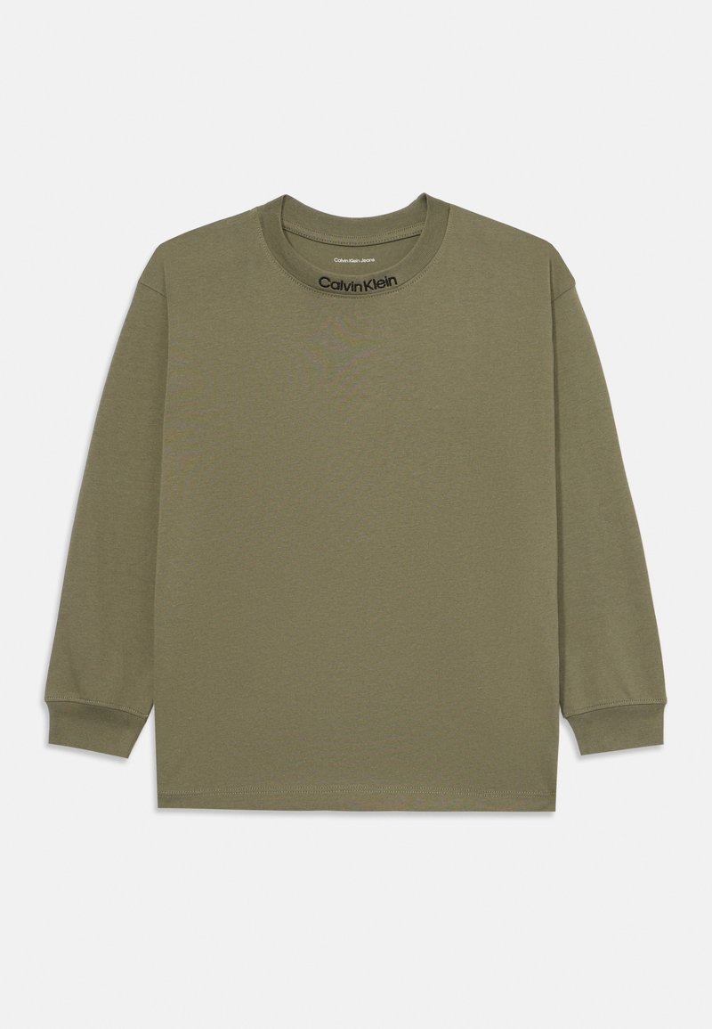T-shirt de manga longa verde-oliva em tecido suave, com decote redondo e logotipo em preto em contraste na gola, com punhos ajustados.
