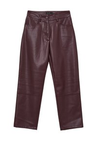 Burgunderfarbene Kunstlederhosen mit geradem Schnitt, Fronttaschen und sichtbaren Nähdetails für ein strukturiertes Aussehen.
