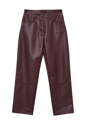 Burgunderfarbene Kunstlederhosen mit geradem Schnitt, Fronttaschen und sichtbaren Nähdetails für ein strukturiertes Aussehen.